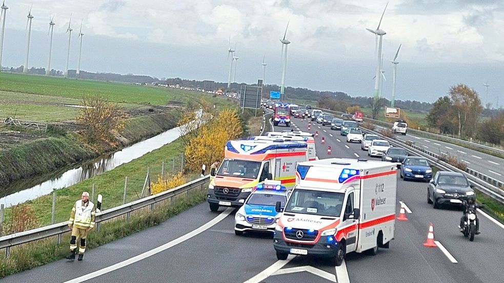 Der Unfall ereignete sich kurz vor der Autobahnanschlussstelle Weener/Bunde in Fahrtrichtung Bottrop. Foto: Feuerwehr Jemgum