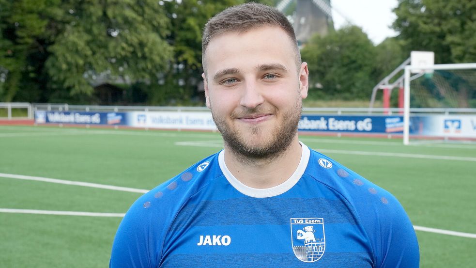 Niklas Sukowski ist beim TuS Esens eigentlich fürs Toreschießen zuständig, in Melle musste der Stürmer im Tor stehen. Foto: Archiv