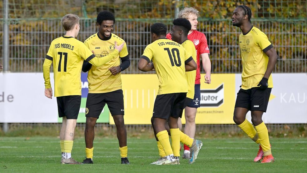 Precious Linus Tenebe (Zweiter von links) war der Middelser Matchwinner. Foto: Jens Doden/ Blomberg
