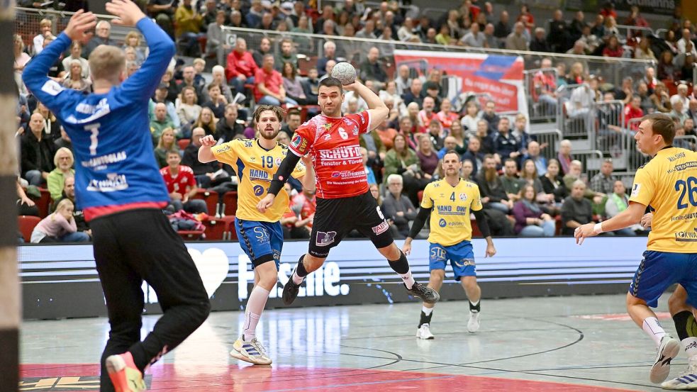 Der OHV Aurich (im Wurf) geriet am Ende wieder auf die Verliererstraße. Foto: Jens Doden/Blomberg