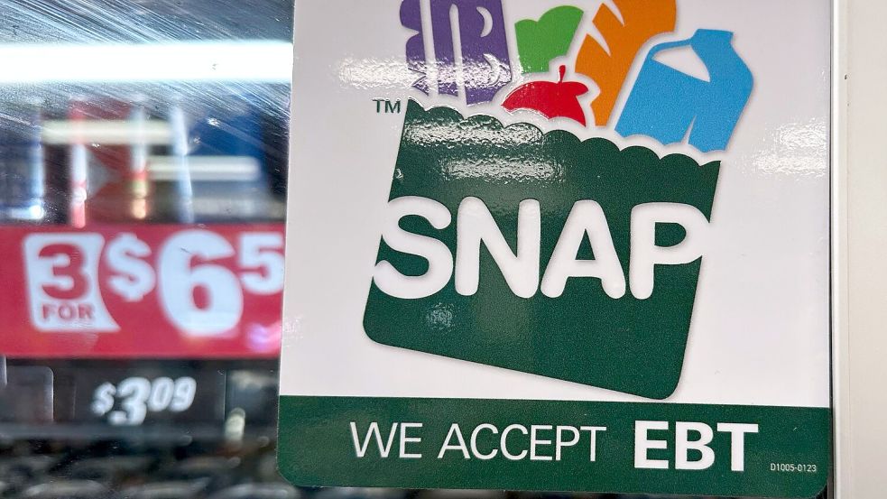 In US-Supermärkten zeigen Schilder wie dieses an, dass dort Lebensmittelmarken akzeptiert werden. (Archivbild) Foto: Nam Y. Huh/AP/dpa