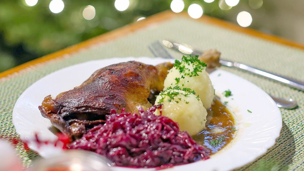 Da läuft einigen das Wasser im Mund zusammen, aber nicht allen: eine Portion knusprige Gänsekeule mit Rotkohl und Klößen. (Archivbild) Foto: Jan Woitas
