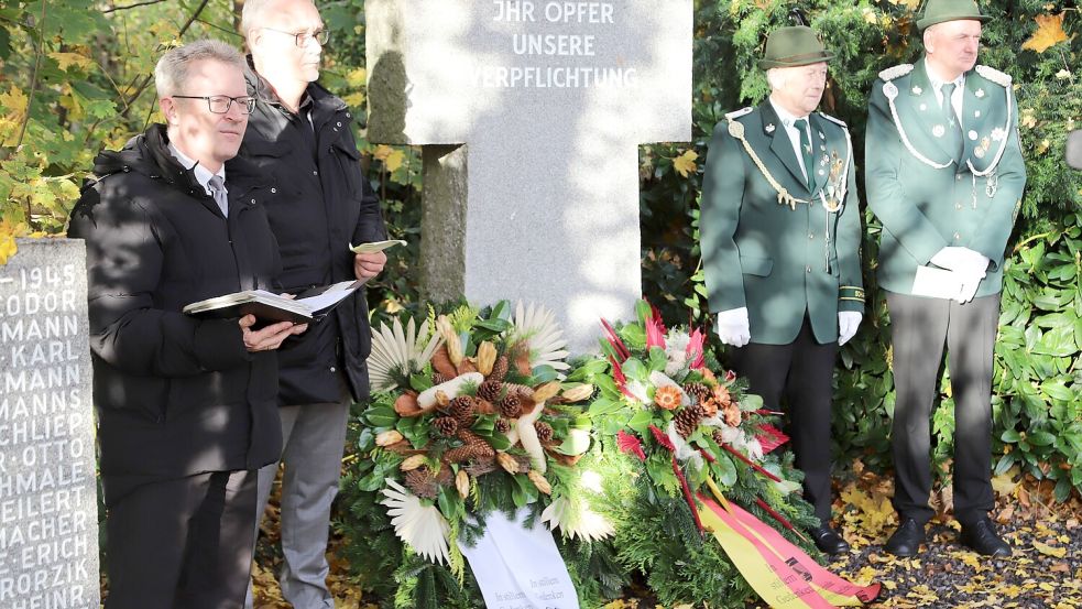 Mit einer Kranzniederlegung am Mahnmal gedachte die Evangelisch Lutherische Kirchengemeinde Idafehn-Strücklingen-Ramsloh den Gefallenen Soldaten und erinnerte an die 100-jährige Geschichte des ehemaligen Kriegerdenkmals. Foto: Hans Passmann