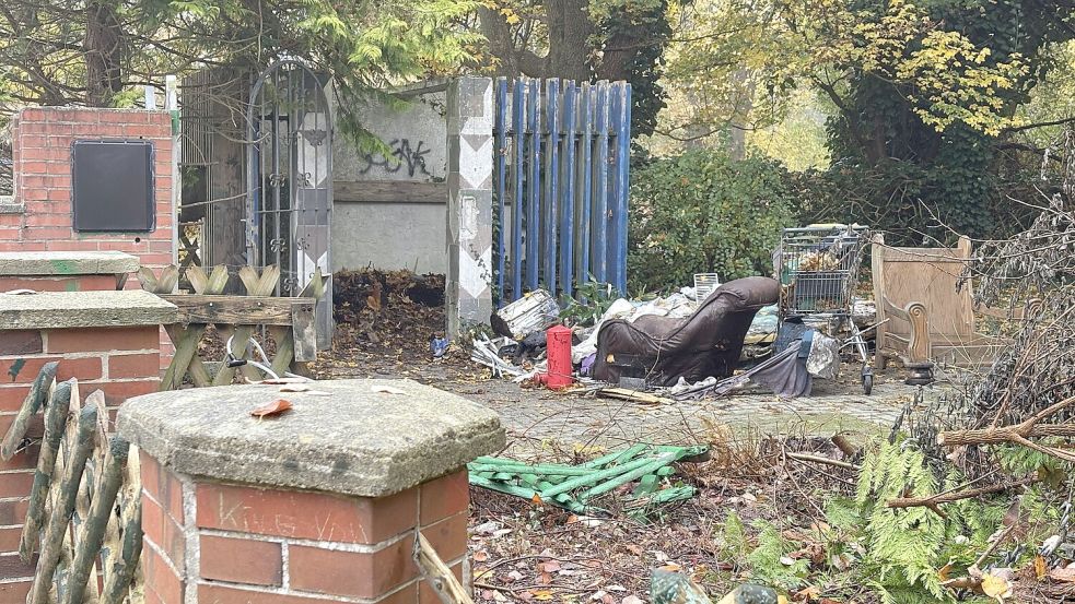 In der Nacht brannte auch noch Sperrmüll. Foto: Jonas Bothe