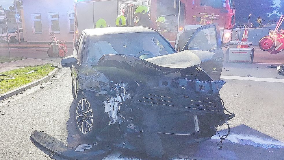 Immer wieder passieren in Warsingsfehn schwere Unfälle an der Dr.-Warsing-Straße. Das Bild entstand bei einem Vorfall im Juni. Foto: Bodo Wolters/Archiv