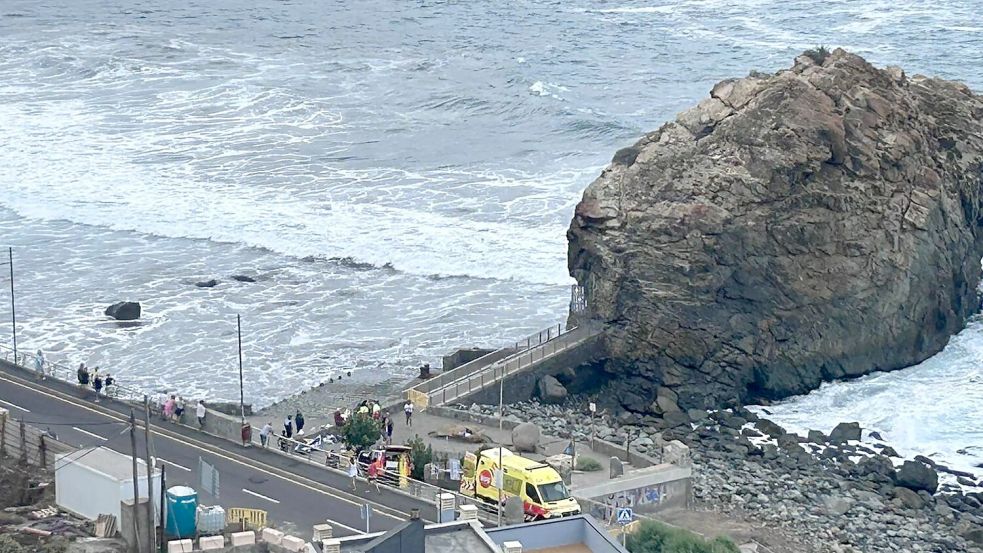 Der Rettungsdienst versorgt am Strand von Roque de Las Bodegas mehrere Menschen, die durch eine Riesenwelle verletzt wurden. Foto: 112 Canarias/dpa