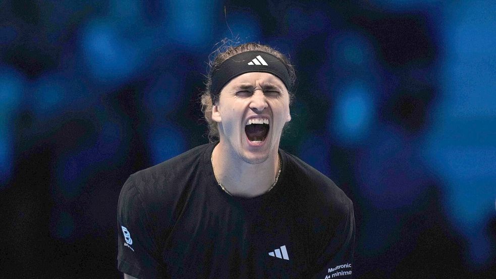 Alexander Zverev schreit seine Freude über den Auftaktsieg bei den ATP Finals heraus. Foto: Antonio Calanni/AP/dpa