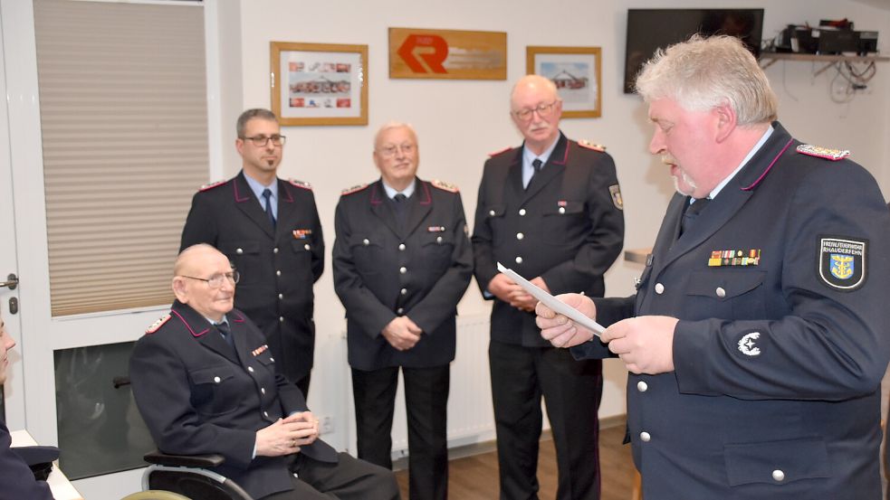 Kurz vor seinem 85. Geburtstag wurde Frithjof Hunecke für seine 60-jährige Mitgliedschaft geehrt. Foto: Ammermann.