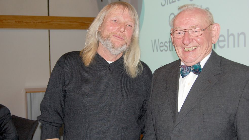 Frithjof Hunecke (rechts) war Ortsbürgermeister von Westrhauderfehn. Auf diesem Foto von 2011 freute sich mit seinem Nachfolger Theo Reemts. Foto: Radtke