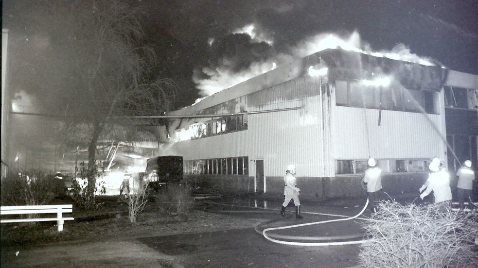 In der Nacht zum 15. März 1991 brannte eine Halle bei Opti lichterloh. Zahlreiche Feuerwehrkräfte waren im Einsatz.