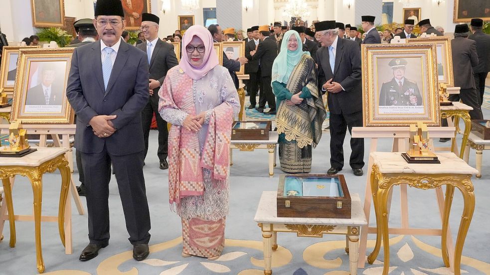 Die Familie des früheren Machthabers war bei der Preisverleihung dabei. Foto: Achmad Ibrahim/AP/dpa