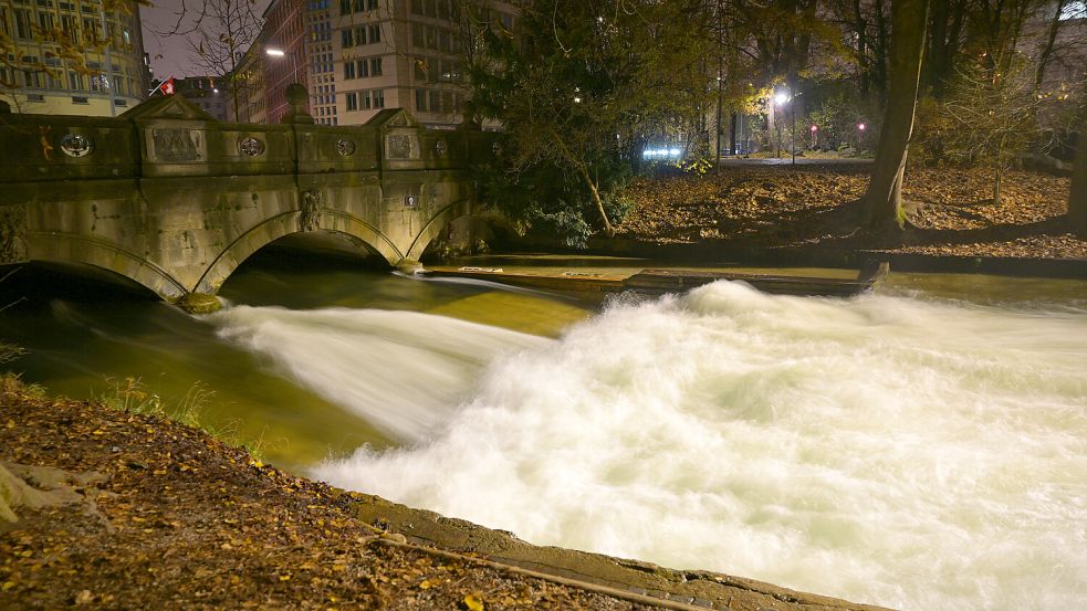 Die Eisbachwelle gilt als Hotspot für Touristen und Surfer aus der ganzen Welt. Foto: dpa/Malin Wunderlich
