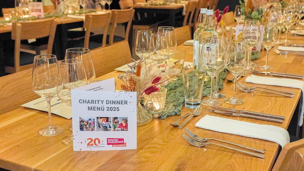 Ein Abend für den guten Zweck: Die festlich geschmückte Tafel auf dem Hof Hawighorst bot den Rahmen für das Charity Dinner von HelpAge in Wallenhorst. Foto: Niels Wagner