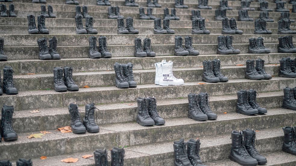 Greenpeace Youth Protests against Conscription with "Bundeswehr" Boots in Berlin Greenpeace Jugend protestiert mit Bundeswehrstiefeln gegen Wehrpflicht Foto: Greenpeace Germany