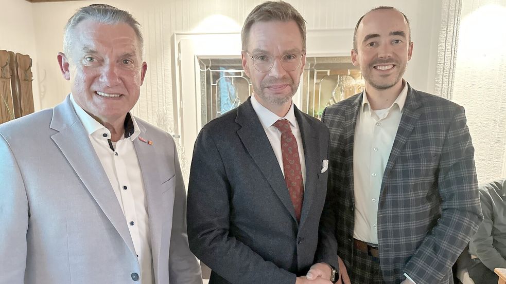 Rechnete mit der Regierung ab: Reiner Holznagel, Präsident des Bundes deutscher Steuerzahler (Mitte), war auf Einladung von Kreishandwerksmeister Günther Tönjes (links) und Geschäftsführer Dennis Makselon zu Gast im Landkreis Cloppenburg. Foto: Claudia Wimberg