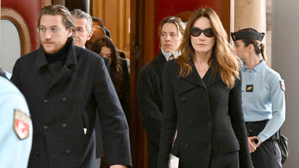 Ehefrau Carla Bruni hatte Sarkozy Sandwiches ins Gefängnis gebracht und kam zu Gerichtsentscheid über seine Freilassung. Foto: Emma Da Silva/AP/dpa