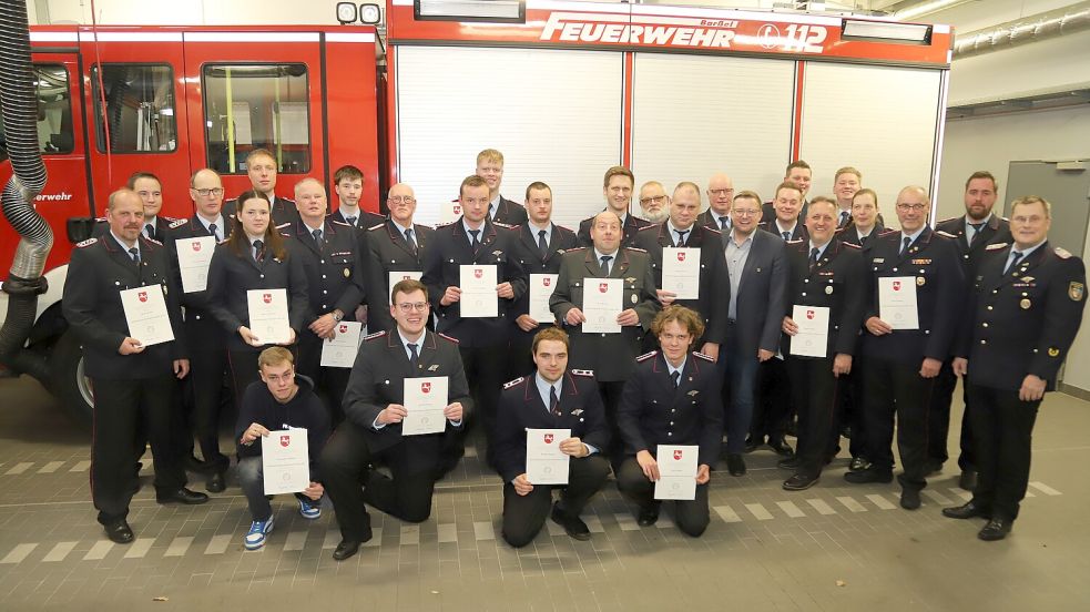 Mit der Hochwasser-Ehrennadel des Landes Niedersachsen zeichnete die Gemeinde Barßel die Kameraden der Feuerwehr Barßel aus, die am Hochwasser-Einsatz beteiligt waren. Foto: Hans Passmann