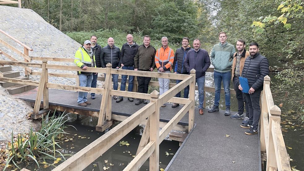 Das Foto zeigt (von links): Eduard Stoll, Marcus Luikenga, Michael Pruin (alle Gemeinde Westoverledingen), Hans-Peter und Sören Bleeker (Garten- und Landschaftsbau Bleeker), Harm Eiting (Tiesler Hoch- und Tiefbau), Andreas Gäken (Quappen Holzbau), Marco Smid (Fachbereichsleiter Bauen und Planen), Mark Wildemann (ArL Aurich), Jan Fligg (Gemeinde) und Lokman Ktaich (Ingenieurbüro Grote). Foto: Gemeinde Westoverledingen