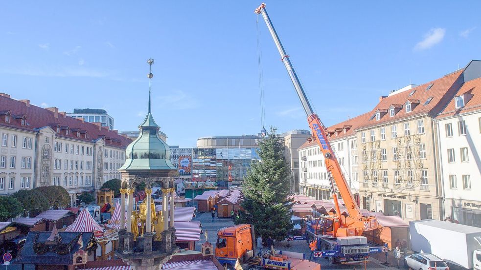 Schon seit Ende Oktober stehen die ersten Buden auf dem Alten Markt vor dem Magdeburger Rathaus. (Archivbild) Foto: Klaus-Dietmar Gabbert
