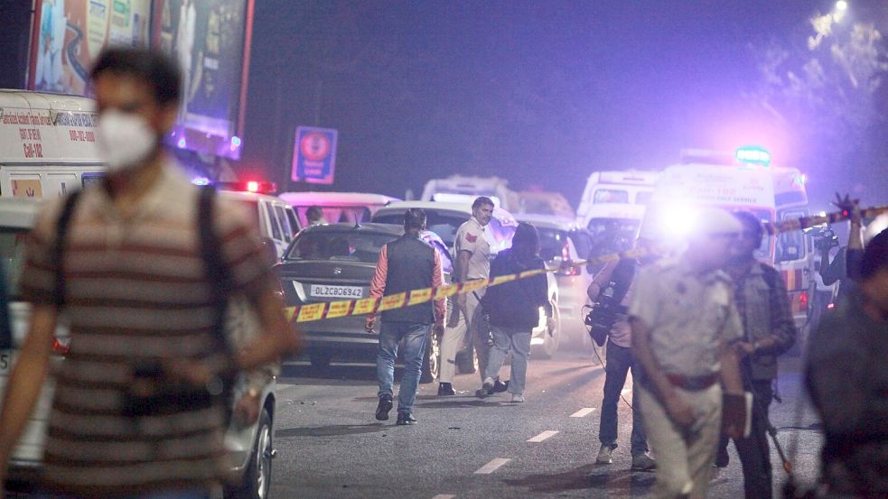 Polizisten sichern das Gelände nach einer Autoexplosion in der Nähe des historischen Roten Forts. Foto: Uncredited/AP/dpa