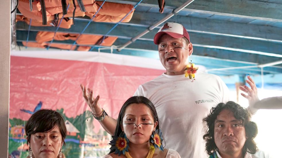 Leo Cerda gibt mit anderen Aktivistinnen und Aktivisten zum Auftakt der COP30 eine Pressekonferenz an Bord des Schiffes. Foto: Larissa Schwedes/dpa