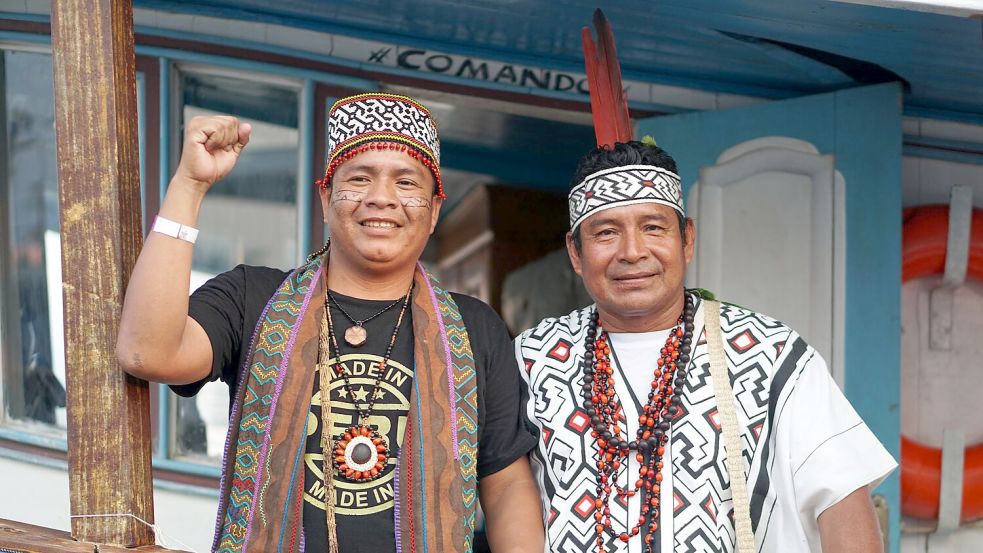 Vieler indigene Vertreter tragen traditionelle Gewänder und Kopfschmuck. Foto: Larissa Schwedes/dpa