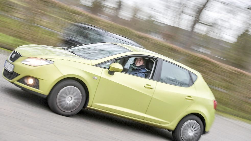 So schön grün wird der Kotflügel von OZ-Volontärin Deike Terhorst bald nicht mehr leuchten. Foto: Klaus Ortgies