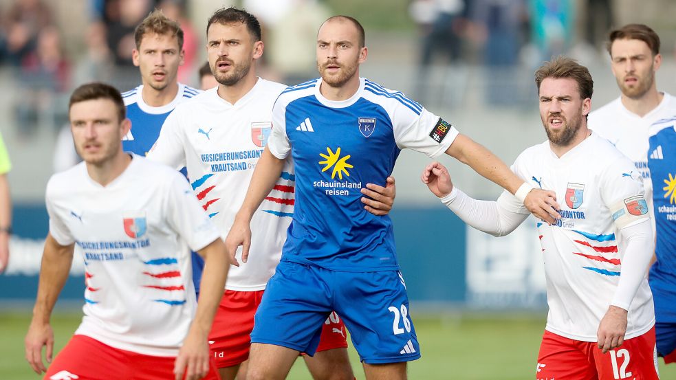 Kickers Emden (Mitte Jarno Janssen) traf in dieser Saison bereits zweimal auf Drochtersen – in der Liga und im Pokal. Archivfoto: Jens Doden/Emden