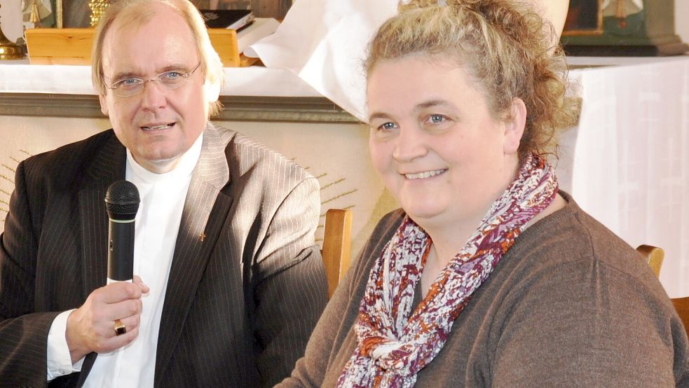 Pastor i.R. Burkhard Westphal und Kirchenmusikerin Gesa Goudschaal bilden gemeinsam das Duo „Keine Profis“ und treten in Remels auf. Foto: Privat