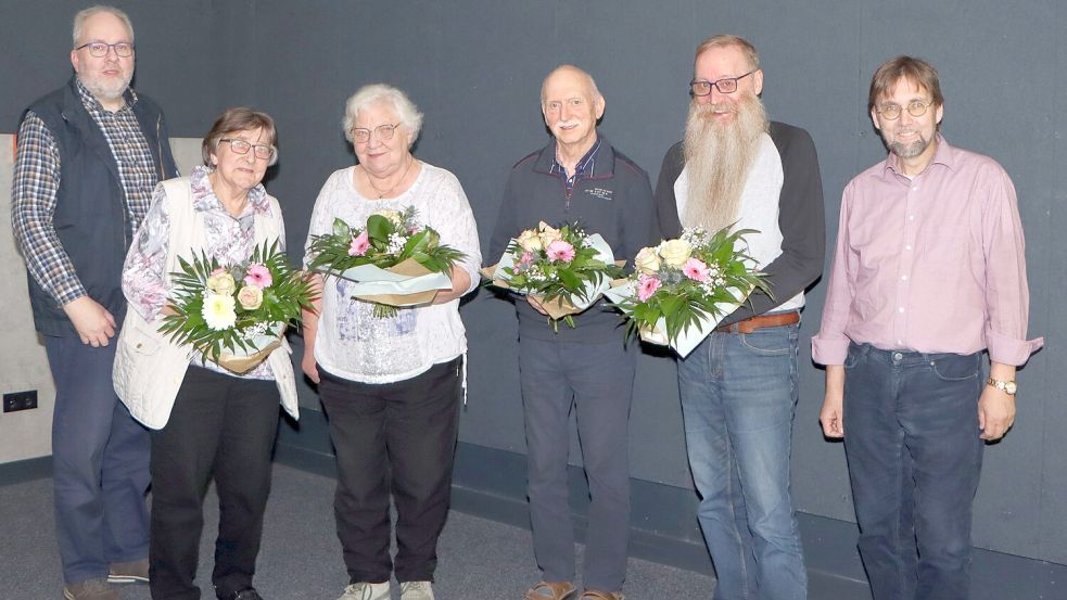 Frank Groeneveld (v. l.) ehrte mit Heiner Hülsebusch die langjährigen Mitglieder Renate Onken, Mine Oltmanns, Carlheinz Stockmar und Joachim Feldkamp. Foto: Familiengeschichtliche Heimatforschung im Overledingerland