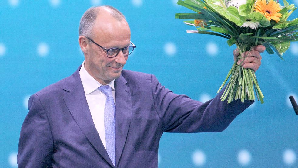 Blumen für Merz beim CDU-Parteitag. Heute feiert er seinen 70. Geburtstag – stilecht im Bundestag. Foto: IMAGO/dts Nachrichtenagentur