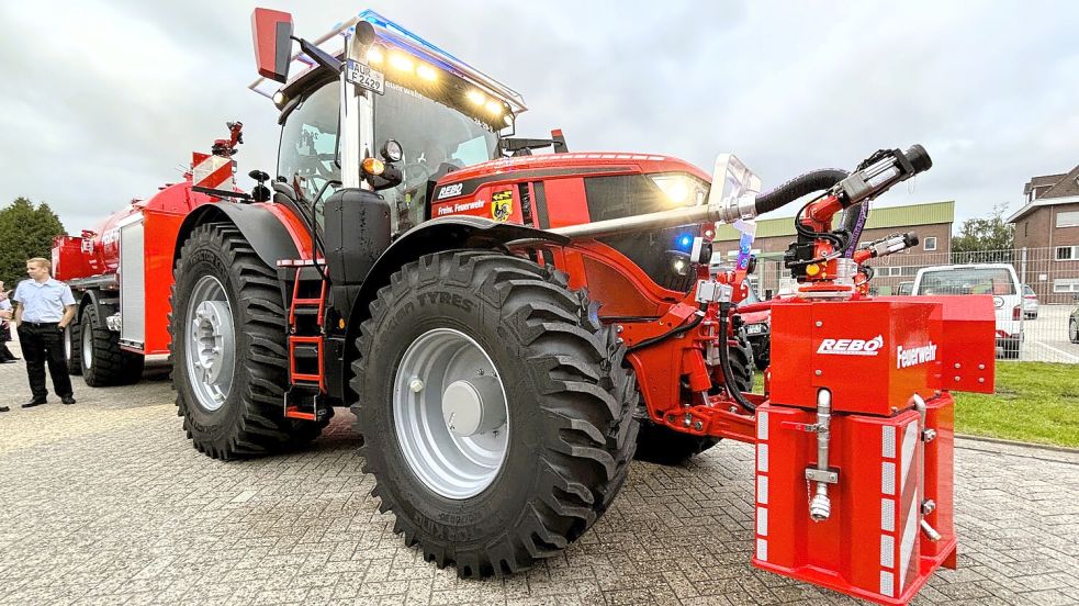 Die Einzelabnahme für diesen als Löschfahrzeug umgebauten Traktor der Feuerwehr Wiesmoor nahm Eike van Raden von der KÜS-Prüfstelle Westoverledingen mit Unterstützung seines Chefs Markus von der Haar vor. Foto: Böning