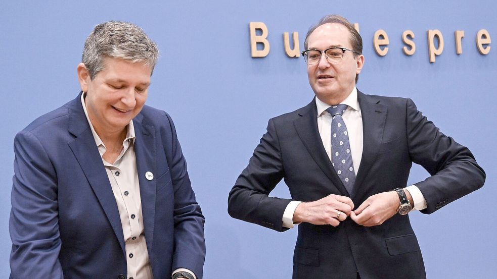 „Noch zu anfällig“: Claudia Plattner, Präsidentin des Bundesamtes für Sicherheit in der Informationstechnik, und Bundesinneminister Alexander Dobrindt (CSU) bei der Vorstellung des Berichts zur Cybersicherheit. Foto: IMAGO/Britta Pedersen