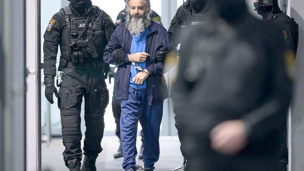 Der Angeklagte Taleb al-Abdulmohsen wird in den Gerichtssaal geführt. Foto: Hendrik Schmidt