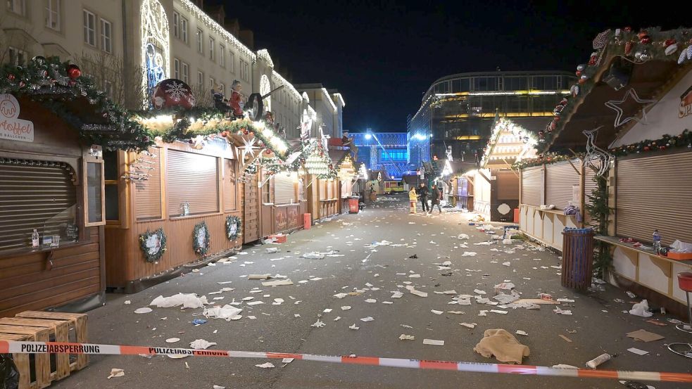 Ein Blick auf den abgesperrten Weihnachtsmarkt in Magdeburg nach der Todesfahrt. (Archivbild) Foto: Heiko Rebsch/dpa