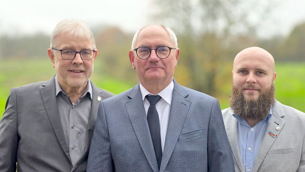 Kreisvorsitzender Josef Kruse (von links), Bürgermeisterkandidat Joachim Schoone und Ortsverbandsvorsitzender Matthias Radtke bei der Aufstellungsversammlung. Foto: AfD
