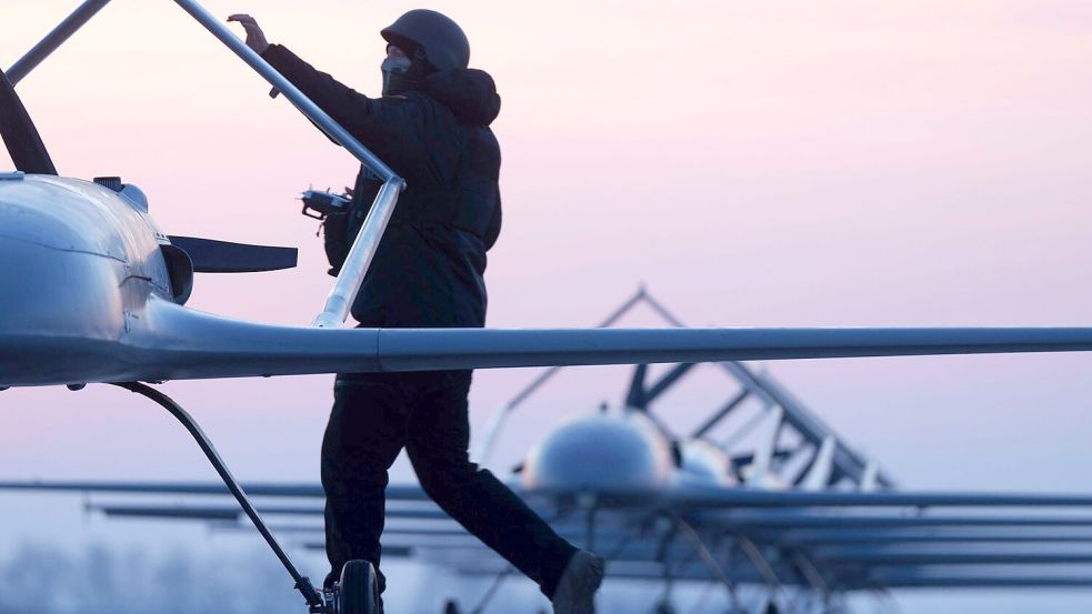 Russland will sich durch die Abschaltung des mobilen Internets an strategisch wichtigen Objekten besser vor ukrainischen Drohnenangriffen schützen. (Archivbild) Foto: Evgeniy Maloletka/AP/dpa