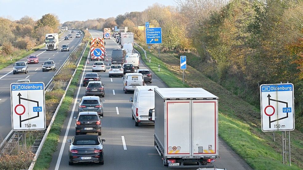 Der Verkehr wird vor der Unfallstelle von der Autobahn abgeleitet. Foto: Klaus Ortgies