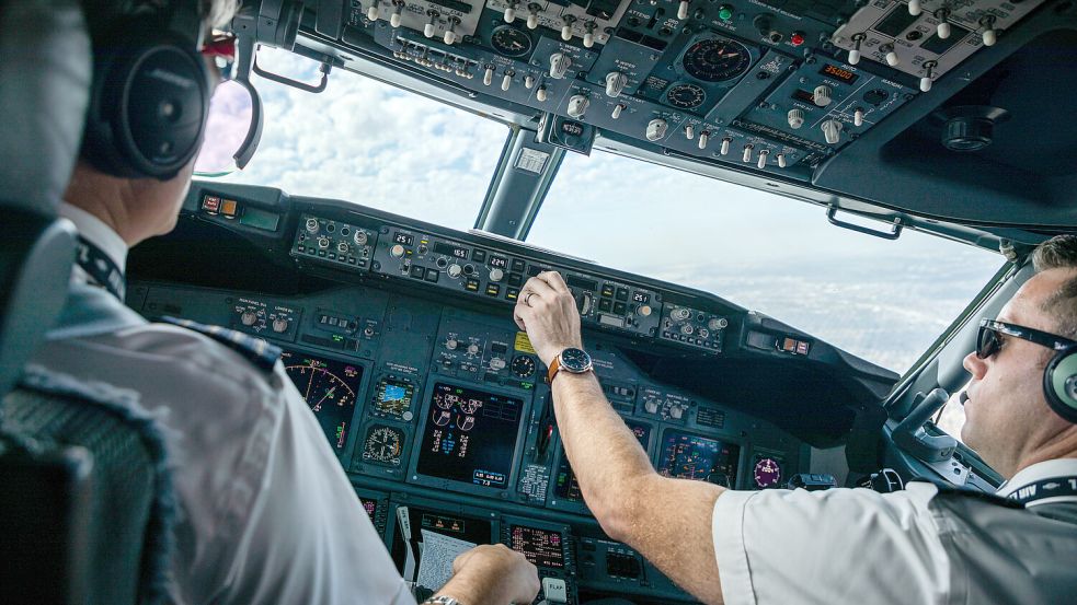 Sicherheitslücke im Cockpit? Ein Mann flog monatelang als Flugkapitän mit gefälschten Unterlagen. Foto: IMAGO/Cavan Images