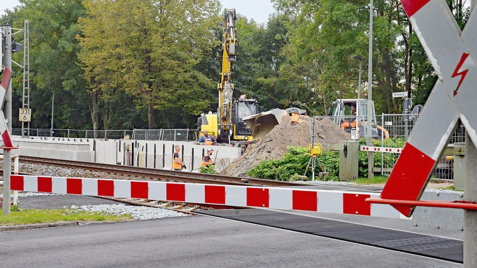 In Neermoor wird zurzeit ein neuer Bahnsteig gebaut. Zum Fahrplanwechsel im Dezember steht er offenbar noch nicht zur Verfügung. Das Bild entstand im September 2025. Foto: Karin Lüppen / Archiv.