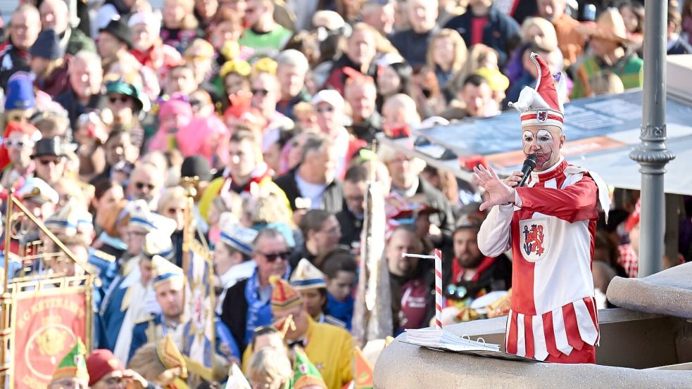 In Düsseldorf erwachte um 11.11 Uhr der Hoppeditz zum Leben. Foto: Federico Gambarini