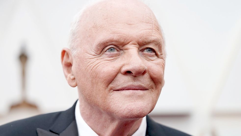 Anthony Hopkins blickt mit 87 Jahren auf sein bewegtes Leben. (Archivfoto) Foto: Jae C. Hong/Invision/AP/dpa