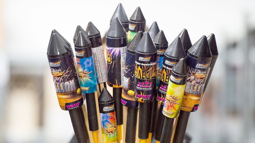 Auf das klassische Silvesterfeuerwerk verzichten die meisten Deutschen laut einer Umfrage. (Symbolbild) Foto: Christophe Gateau