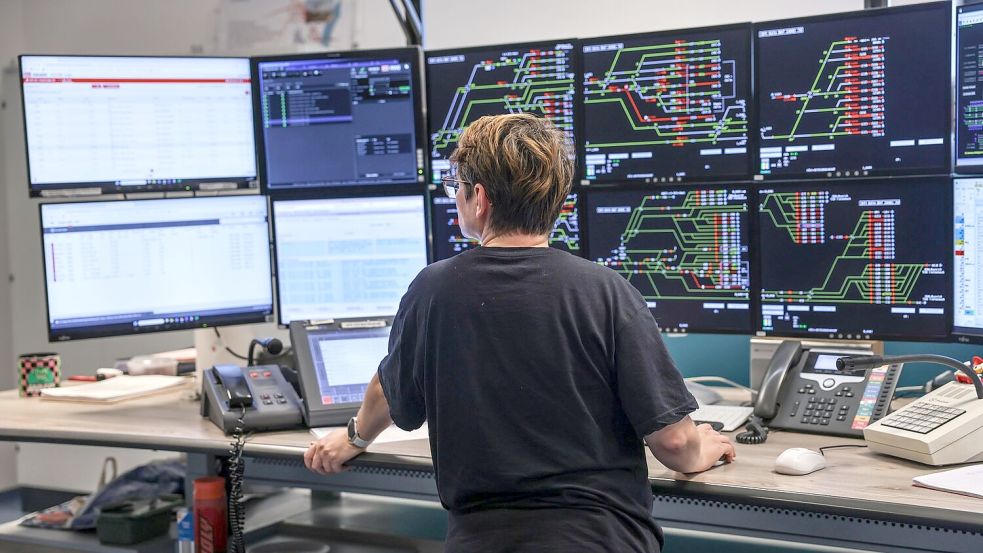 Mit Bildschirmen und Tastatur werden die Zugfahrten in einem modernen elektronischen Stellwerk gesteuert. (Archivbild) Foto: Oliver Berg