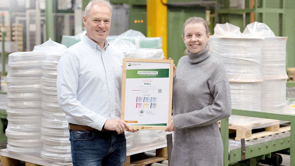 Mit dem SHI-Produktpass bietet Waskönig+Walter einen Mehrwert für Zertifizierungen (von links): Thomas Stammermann und Kathrin Kruse. Foto: Waskönig+Walter Foto: Waskönig+Walter