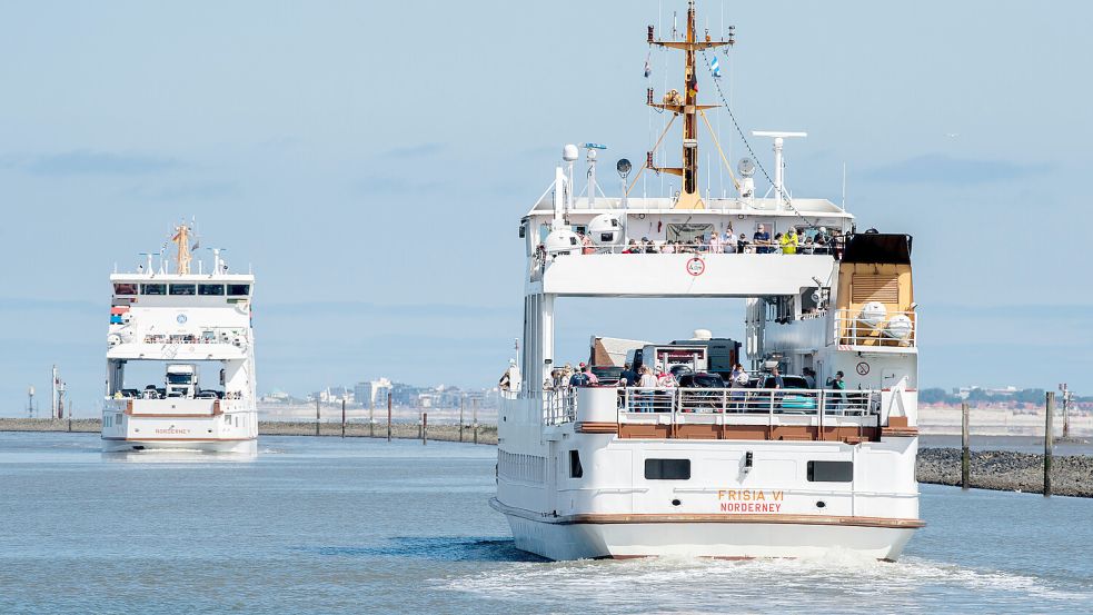 Noch steuern Menschen die Fähren zu den Inseln: Die Fährschiffe "Frisia VI" und "Frisia III" der Reederei Norden-Frisia begegnen sich an der Hafeneinfahrt von Norddeich. Foto: Hauke-Christian Dittrich/dpa/Archiv