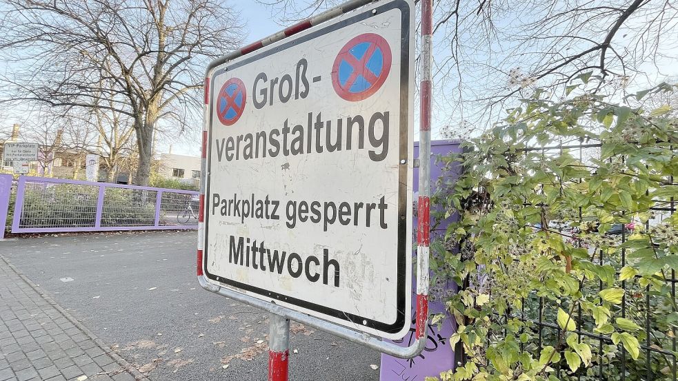 Nachdem der Wochenmarkt im Osnabrücker Schinkel von seinem Standort an der Ebertallee vor das VfL-Stadion an der Bremer Brücke verlegt wurde, sind Parkplätze rar. Foto: Leonard Fischer