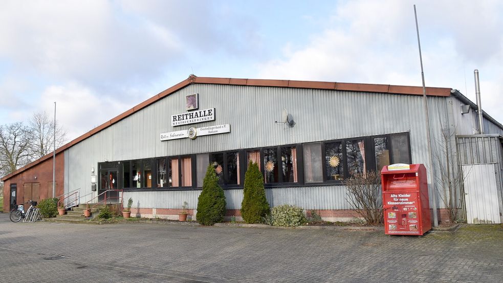 Wenn ein Investor für die geplante Reithalle in Ihren gefunden werden sollte, dann sind die Tage der Reithalle in Ihrhove gezählt. Sie soll weichen, weil die Gemeinde Westoverledingen ein Baugebiet realisieren will. Foto: Carsten Ammermann/Archiv