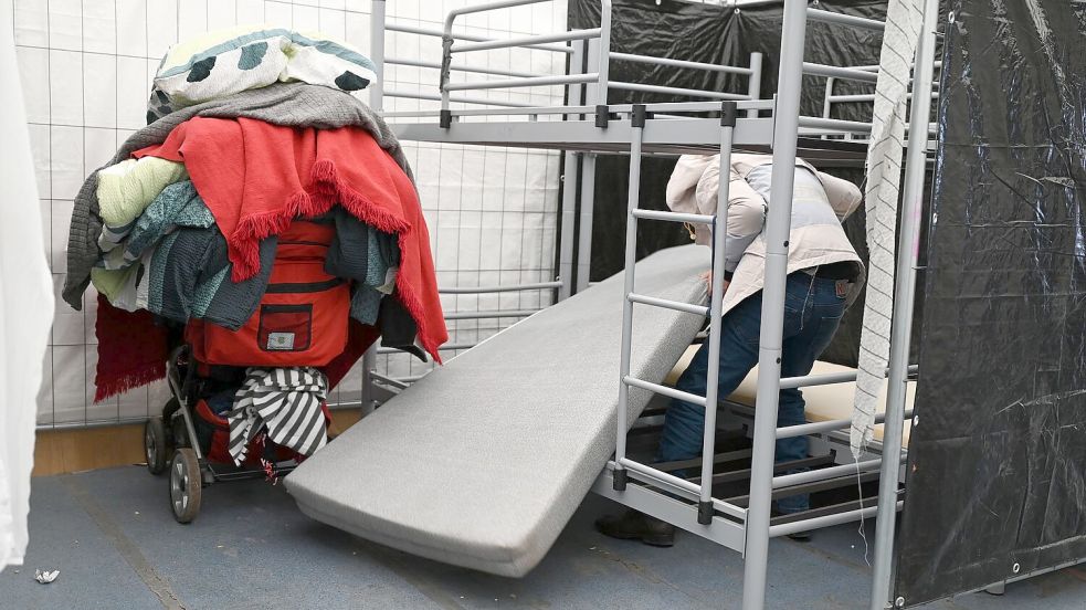 In den Zeiten der größten Überlastung wurden mancherorts Geflüchtete in Sporthallen einquartiert. (Archivbild) Foto: Arne Dedert