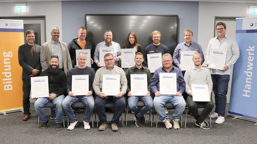 Die Prüfer Alexander Spindler-Heilemann (stehend, von links) und Peter Kröger überreichten Torsten Brinkmann, Markus Lemberger, Anni Dittmann, Niklas Jung, Hauke Gerdes und Renko Bohlen sowie (sitzend, von links) Tobias Heilig, Folkert Reck, Oliver Thiele, Denny Harms, Alexander Felk und Tjark Wilken zur bestandenen Prüfung. Es fehlen Katharina Haan und Erwin Wiemken. Foto: privat